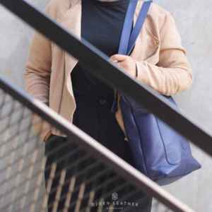 Sac fourre-tout élégant en cuir véritable fait à la main pour femmes avec un design imperméable pour une utilisation en extérieur et au quotidien - Product Image 5