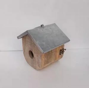 Nichoir moderne en métal et en bois avec finition naturelle et installation facile - Product Image 1