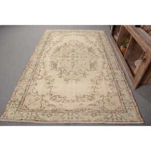 พรมตุรกีวินเทจ สีเบจเขียว ขนาด 5.6 x 8.8 ฟุต ทำจากขนสัตว์ ด้านหลังทำจากยางลาเท็กซ์ เป็นมิตรกับสิ่งแวดล้อม ลายปะติดปะต่อ เหมาะสำหรับห้องรับประทานอาหาร ขนาด 9x12 ฟุต รูปทรงสี่เหลี่ยมผืนผ้า สไตล์ทับริซ - Product Image 1