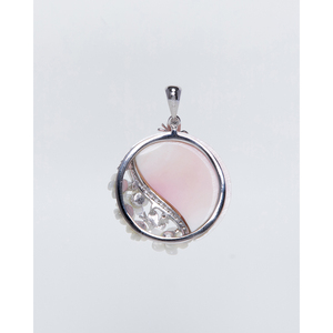 Collier pendentif papillon en cuivre plaqué rhodium et or avec accents de diamants et de perles - Product Image 4