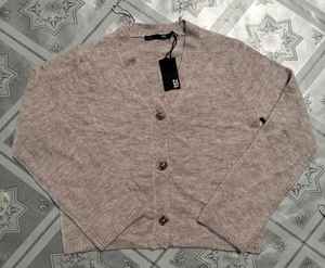 Suéter de punto grueso de algodón con cuello en V informal para mujer, moda de invierno con logotipo frontal, longitud corta, BD Apparels BD - Product Image 3