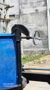 Lève-bidon hydraulique manuel et basculeur pour fûts en acier et en plastique de 210 L, rotation à 360 degrés, empileur de fûts robuste - Product Image 5