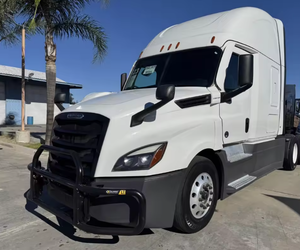 Camions semi-remorques Freightliner Cascadia 126 Sleeper d'occasion 2023-2024, avec cabine surélevée 72 pouces, moteur Detroit 455HP, boîte automatique Dt12 à 12 vitesses - Product Image 1