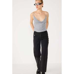 Top Casual de Mujer con Bordado de Piedras, Cuello Tipo Capucha, Tejido de Viscosa, Moda de Verano, Corte Holgado, Media Manga, Logotipo Frontal, para Oficina - Product Image 2