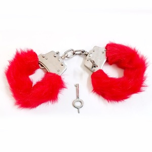 Design personnalisé rouge fourrure menottes Hathkadi avec 2 clés pour Police théâtre jeu de rôle film drame ou scène Performance fabricant - Product Image 1