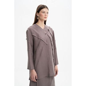Túnica de Lino con Cuello en V y Detalle de Costura en Color Visón - Product Image 1