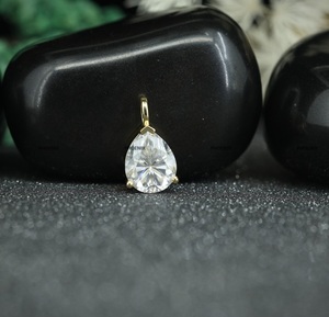 Pendentif de mariage en moissanite taille poire pour homme et femme par Phoenix Enterprise, en argent sterling 925 plaqué or jaune - Product Image 1