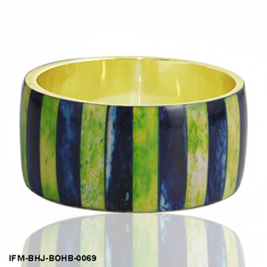 Brazalete Artesanal de Cuerno y Latón con Acabado de Resina Marmoleada Verde y Azul, Brazalete Ancho con Incrustaciones para Mujer - Product Image 3
