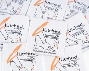 Venta al por mayor extremo pliegue troquelado ropa etiquetas centro pliegue tejido poliéster tela para prendas de vestir etiquetas - Product Image 6