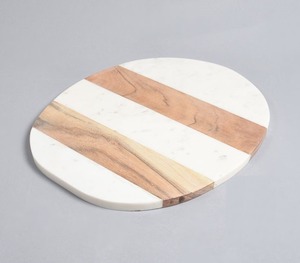 Tabla de cortar de mármol blanco y madera con vetas grises para interiores de cocina de lujo y preparación profesional de alimentos - Product Image 1