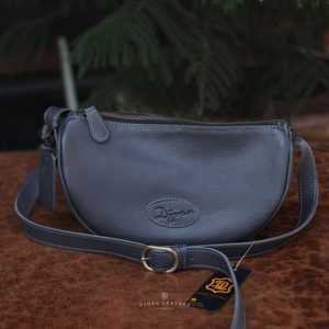 Pochette de voyage élégante en cuir de qualité export pour femmes, organisateur de luxe fait à la main en provenance d'Indonésie - Product Image 1