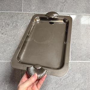 Bandeja de Servicio Cuadrada de Metal con Acabado Plateado y Asas de Concha, Ideal para Servir Bocadillos, Bebidas, en Cafeterías y para Servicio de Invitados - Product Image 1