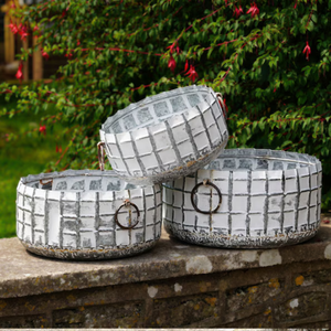 Maceta de metal martillado con patas de trípode, una gran pieza decorativa para uso en interiores y exteriores, disponible a un precio al por mayor. - Product Image 2