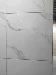 Azulejo de Porcelana Pulido y Esmaltado Carrara Polaris de 600x600 mm, Azulejos Antideslizantes para Piso con Acabado Mate de 8 mm para Sala de Estar - Product Image 2