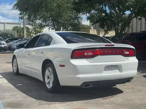 Dodge Charger SE 2013, Volante a la Izquierda, Asientos de Cuero, Transmisión Automática, Techo Panorámico, Cámara Trasera de 360° - Product Image 2