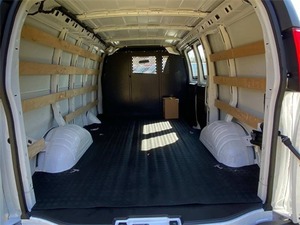 Furgoneta Chevrolet Express Cargo 2500 de 3 Puertas, Modelo 2022, Usada en Excelente Estado - Product Image 4