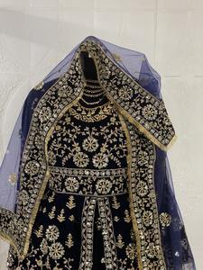 Velours mariée Anarkali Lehenga Dupatta broderie à la main lourde bordure de dentelle glands couture cousue avec toile lourde peut peut - Product Image 4