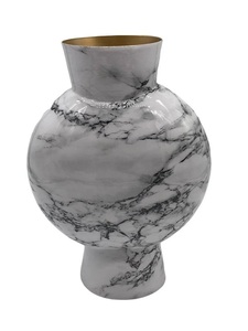 Florero de hierro y metal de estilo antiguo con grabado elaborado y detalles finos para una decoración llamativa en diseños clásicos para el hogar - Product Image 6