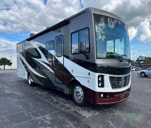 Autocaravana H-o-l-i-d-a-y RV Vacationer R-a-m-b-l-e-r 36D Modelo 2018 en Buen Estado, Usada con Cuidado, Disponible para la Venta - Product Image 1
