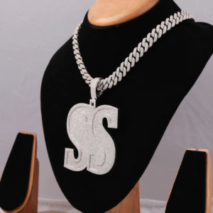 สร้อยคอผู้ชายแบบกำหนดเอง จี้ฮิปฮอปประดับโมอิสซาไนต์เต็มเม็ด ดีไซน์ทันสมัย โซ่แบบใหม่ ตัวอักษรขนาดใหญ่ สีเงิน ของขวัญสั่งทำพิเศษ - Product Image 2