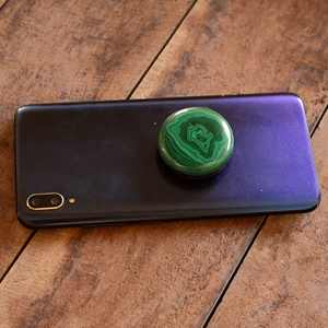 Agarre ajustable para teléfono con forma redonda de malaquita verde natural, soporte para móvil, cabujón, piedras preciosas, malaquita, encantos de agarre para teléfono decorados - Product Image 2