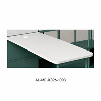 Poste de travail de bureau moderne avec rangement intégré, étagères murales ouvertes et bureau blanc pour les intérieurs de bureaux commerciaux