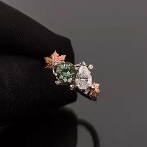 Bague en or rose Bague de fiançailles à deux brindilles et feuilles d'érable avec diamant de laboratoire en forme de poire et tourmaline verte à la menthe - Product Image 5