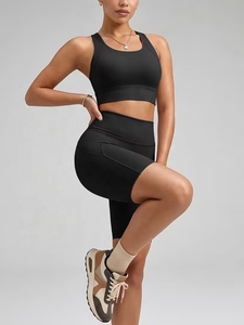 Conjunto de Yoga de 2 Piezas Negro, Top Corto Deportivo con Espalda Cruzada y Pantalones Cortos de Cintura Alta con Bolsillos, Ropa Deportiva Elástica en 4 Direcciones sin Costuras - Product Image 1