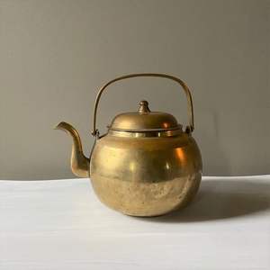 Bouilloire à thé en laiton vintage pour la décoration de la cuisine avec une construction solide et une brillance riche - Product Image 4