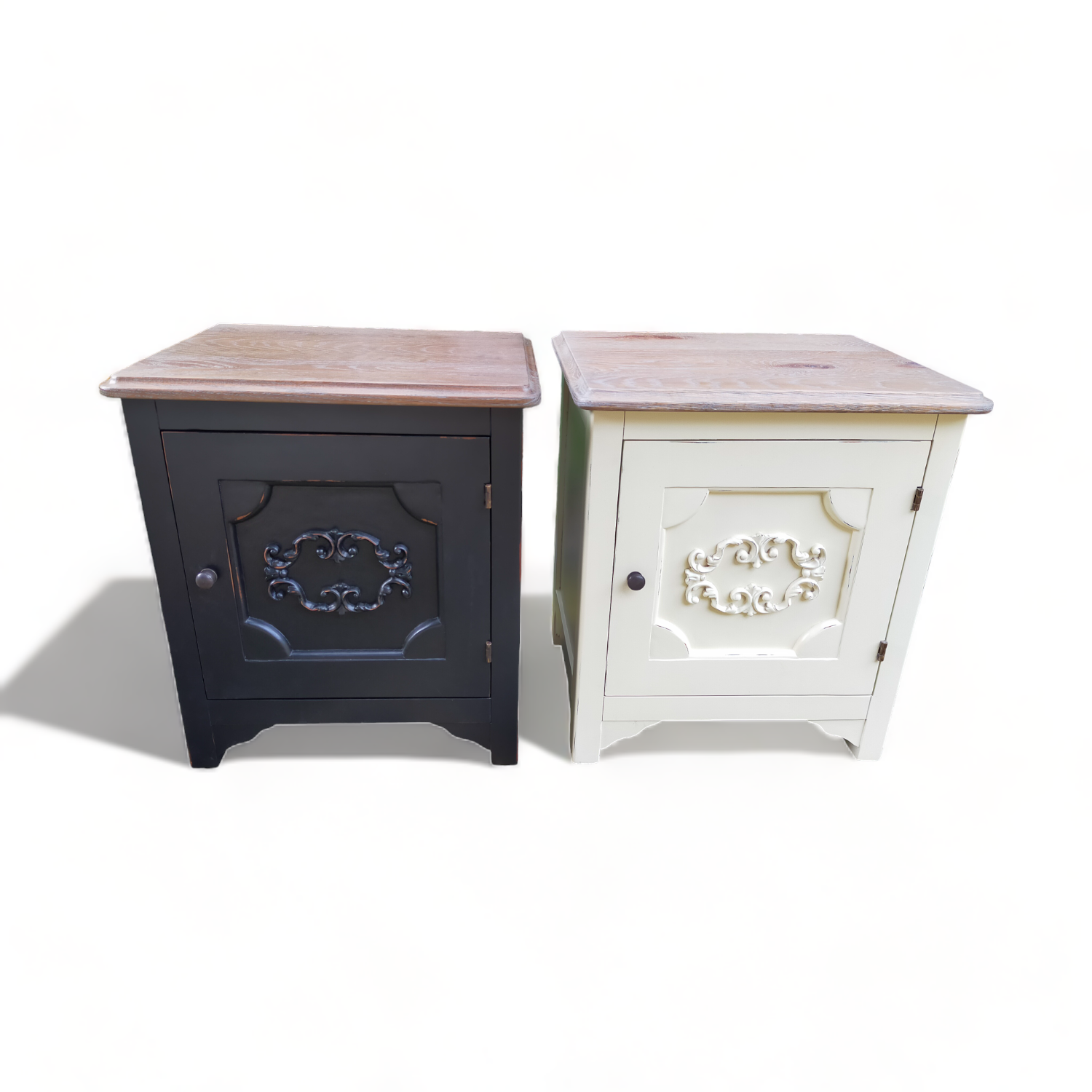 เสื้อบนโต๊ะข้างเตียง