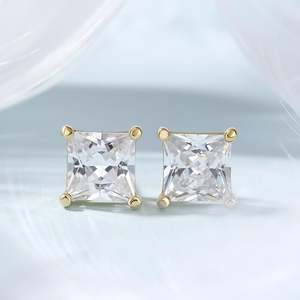 Boucles d'oreilles clous en or plaqué avec diamants Moissanite en forme de fleur pour fiançailles - Product Image 5