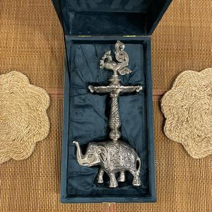 ARTESANÍA METÁLICA HECHA A MANO, ELEFANTE EN PLATA BAÑADA EN PLATA, FORMA DE SAMAI / DIYA - Product Image 1