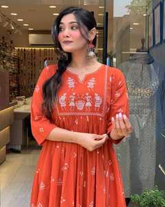 Robe maxi pour femmes élégante d'été, en velours de coton, avec broderie florale lourde personnalisée, vente en gros, mode, personnalisable - Product Image 5