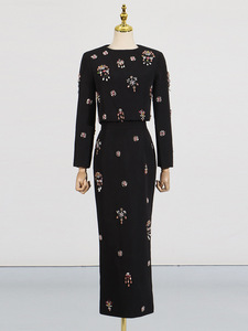 Nuovo ed elegante completo due pezzi 2025: <span class=keywords><strong>top</strong></span> girocollo con strass <span class=keywords><strong>e</strong></span> <span class=keywords><strong>gonna</strong></span> <span class=keywords><strong>lunga</strong></span> <span class=keywords><strong>a</strong></span> <span class=keywords><strong>vita</strong></span> <span class=keywords><strong>alta</strong></span>. - Product Image 2