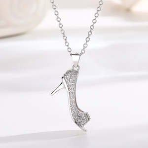Collana con Pendente a Stiletto in Cristallo in Oro 18K e Argento Sterling, Elegante e Lussuosa - Product Image 4