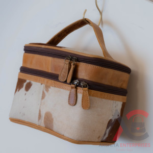 กระเป๋าแต่งหน้าหนังวัวที่แปลกใหม่เครื่องสําอางออแกไนเซอร์ของขวัญวันเกิดสําหรับกระเป๋าแต่งหน้าเพื่อนเจ้าสาวที่ทําด้วยมือ - Product Image 4