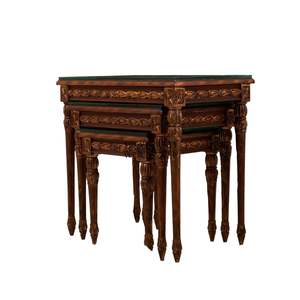 Ensemble de tables gigognes classiques en bois foncé avec dessus en verre et détails décoratifs sculptés à la main pour une décoration intérieure élégante - Product Image 3
