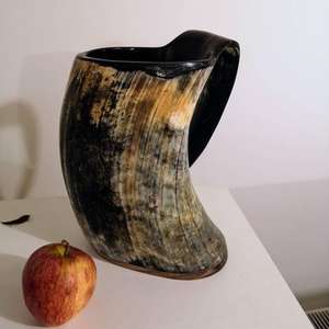 Taza de cuerno para beber, la más vendida, hecha a mano, de cuerno negro, con soporte, estilo animal pulido, taza de cuerno de búfalo en venta - Product Image 1