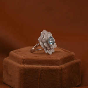 Anillo de mujer de oro macizo de 18 quilates con diamante redondo pequeño y propuesta de diamante cultivado en laboratorio de tono azul Diseño de flores Certificado IGI - Product Image 5