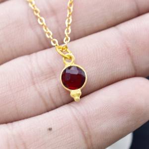 สร้อยคอหินโกเมนทรงกลมขนาด 6 มม. ทำมือ พร้อมจี้ชุบทองคำขาวแบบเรวาสามชิ้น - Product Image 2