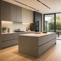 Meubles de cuisine modulaires sur mesure à finition ultra brillante avec îlots, design moderne, comptoirs en stratifié et résine, construction en bois