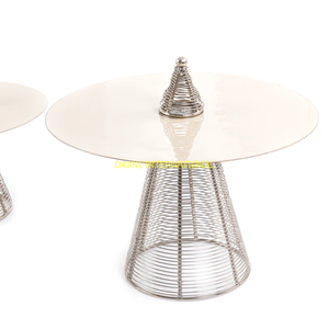 Ensemble de deux présentoirs à gâteaux élégants avec base en fil métallique spiralé doré Plateaux de service blancs avec couvercle décoratif pour gâteaux Cupcakes Desserts - Product Image 4