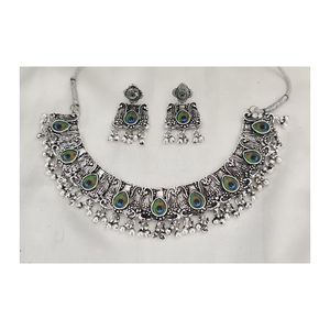 Ensemble de bijoux de mode élégant avec collier et boucles d'oreilles en pierres multicolores, parfait pour les occasions ethniques et les événements de fête. - Product Image 1
