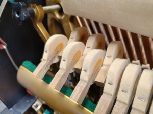 Piano Vertical Yamaha U1A de Alta Calidad con Acabado Negro, Tapa de Madera Sólida, Diseño Clásico y Tacto Suave (400+ U1) - Product Image 5