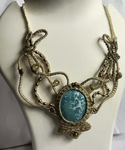 Collier en macramé avec pierre précieuse ovale, fil gris, pendentif feuille, style bohème, fait main, réglable, bijoux inspirants - Product Image 2