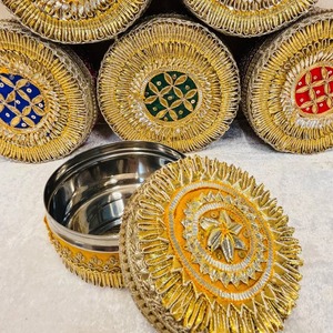 กล่องเหล็กตกแต่งลายโกต้า - ขนมมิธาย - ผลไม้อบแห้ง - ของขวัญสำหรับพุจ - ขนมหวาน - บัจี - ของชำร่วยงานแต่งงานฮินดูปัญจาบี - Product Image 3