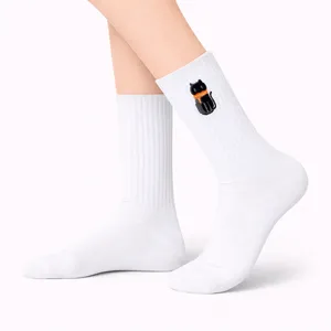 Calcetines Deportivos Transpirables de Nailon Suave con Diseño de Gato Bordado, Talla Única para Uso Diario, Tejido de Primavera con Estampado Animal y Logotipo - Product Image 1
