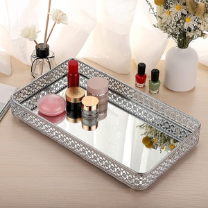 Élégant plateau de service en métal au design feuille d'or durable et élégant pour servir des boissons et des collations - Product Image 2