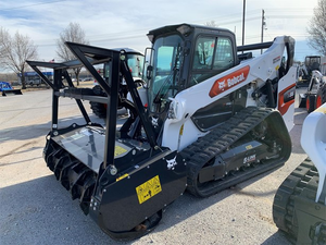 Achetez-en un, obtenez-en un gratuitement : Chargeuse compacte Bobcat d'occasion avec accessoire broyeur - Product Image 3