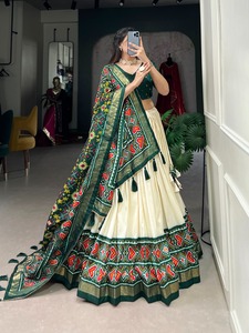 Elegante y elegante vestido de novia con estampado de Patola Lehenga Choli para adultos con un diseño elegante - Product Image 6
